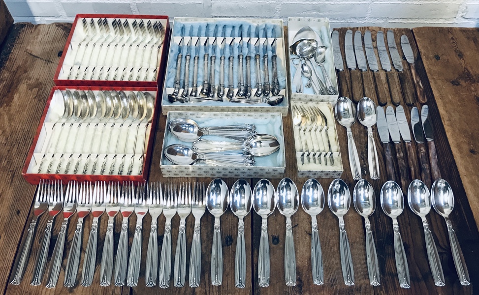 Stor samling af dansk sølvbestik (plet) - herunder fra designer Svend E. Thomsen, Holger Jensen, Lundtofte, Raadvad Knivfabrikker m.fl. (116 enheder)