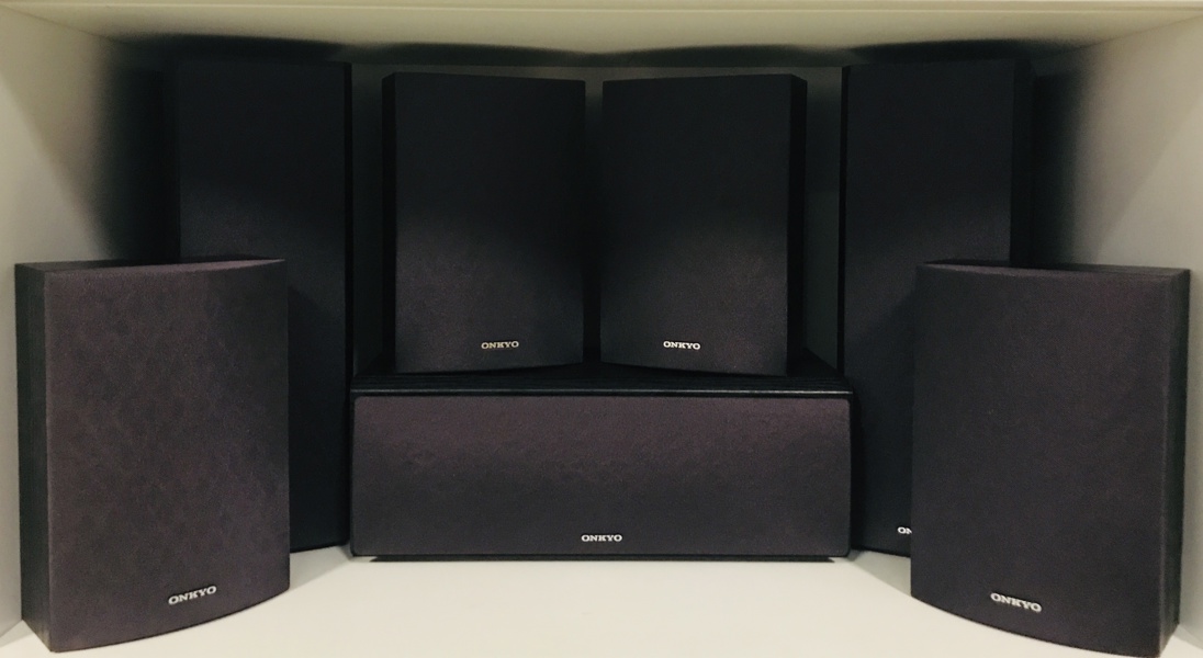 Onkyo 530F hjemmebiografhøjttalersystem, inkluderer SKF-530F, SKC-530F, SKB-530F samt SKM-530F højtalere (7 enheder)