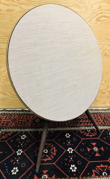 Bang & Olufsen BeoPlay A9 MK4 - kraftfuld minimalistisk højttaler med bronze kant og ben af røget eg (Å 2024-1475)