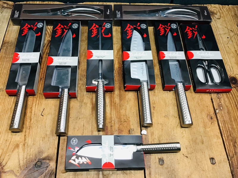 Samling af Sekitobei knive og sakse - heriblandt 6 diverse knive, 1 køkkensaks samt 2 fjerkræssakse i original ubrudt emballage (Å 2025-1730)