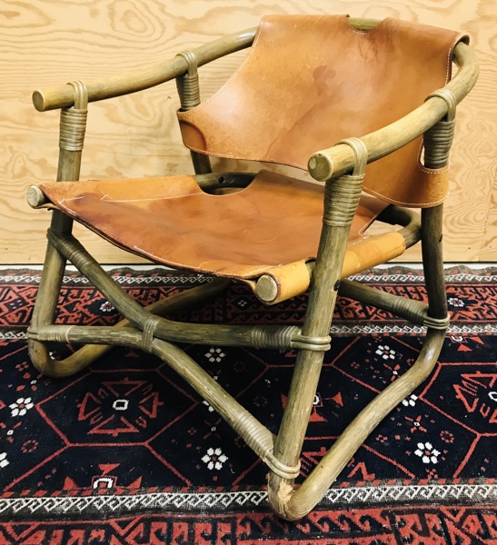 Horsnæs Møbler mid-century lænestole, udformet i afstivet og buet bambuskonstruktion med sæde og ryglæn betrukket med kraftig kernelæder (Å 2025-1756)