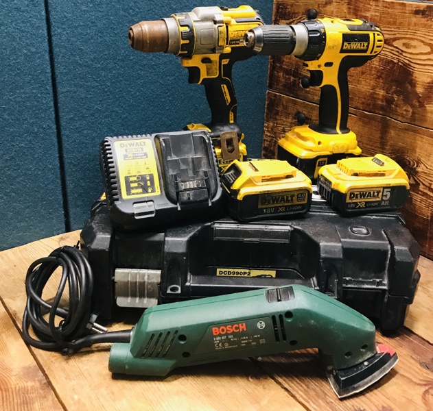 Samling m. elværktøj - herunder Dewalt DC727 boremaskine, Dewalt DC990 boremaskine, Dewalt DCB115 oplader m. 4 18V batterier samt Bosch PDA 100 slibemaskine (Å 2025-1702)