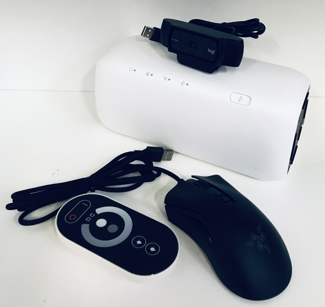Samling af computertilbehør - herunder Razer Deathadder V2 gaming mus, Logitech C920 HD Pro webkamera, OEM trådløs ensfarvet LED-controller 12-24V m. RJ45 synkronisering samt Zyxel 5G Indoor Router 