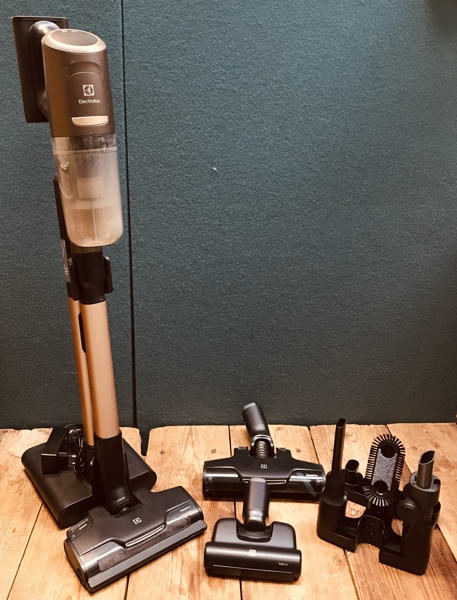 Electrolux Ultimate 800 ledningsfri støvsuger m. 6 varieret mundstykker, 2 holdere samt ladestander 