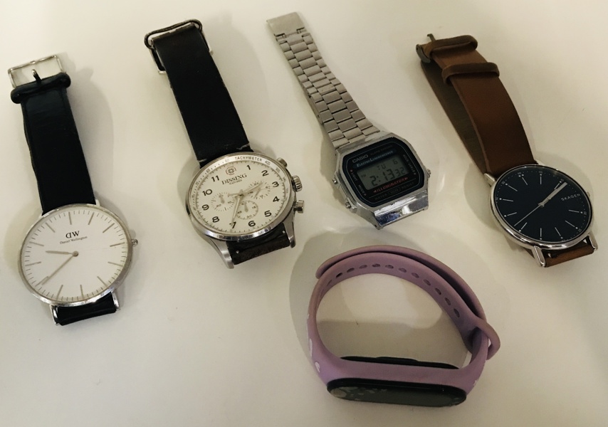 Samling af ure (5 enheder) - herunder Skagen Signatur (SKW635), Casio, Daniel Wellington, Dissing samt Xiaomi Mi Smart Band 5 (Å 2025-1690)