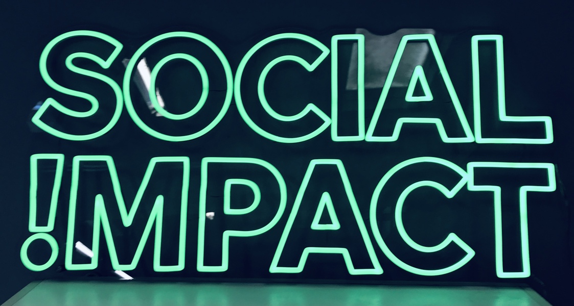 Sjældent og tankefuld dekorations neonskilt med teksten: Social Impact