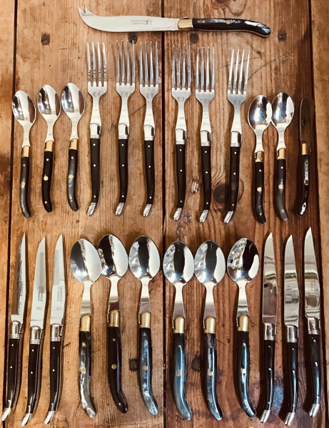 Samling af Claude Dozorme bestik i den klassiske franske Laguiole stil  (29 enheder) - herunder knive, gafler, skeer m.fl.