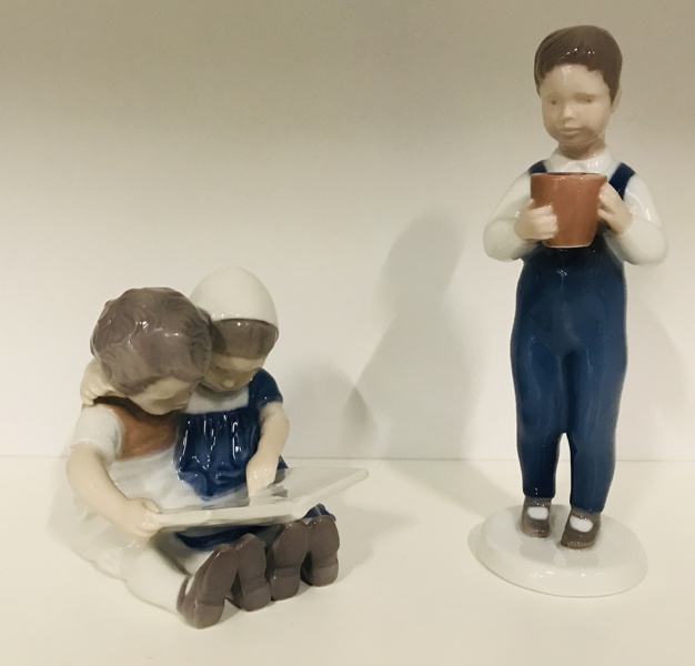 2 Bing & Grøndahl figurer af porcelæn: 'Læsende Børn' (nr. 1567) samt 'Dreng som står med spand' (nr. 2401) 