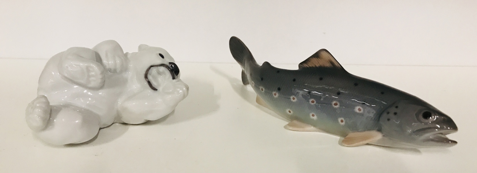 2 Royal Copenhagen figurer af porcelæn: 'Isbjørneunge' (nr. 232) samt 'Ørred' (nr. 2169) 