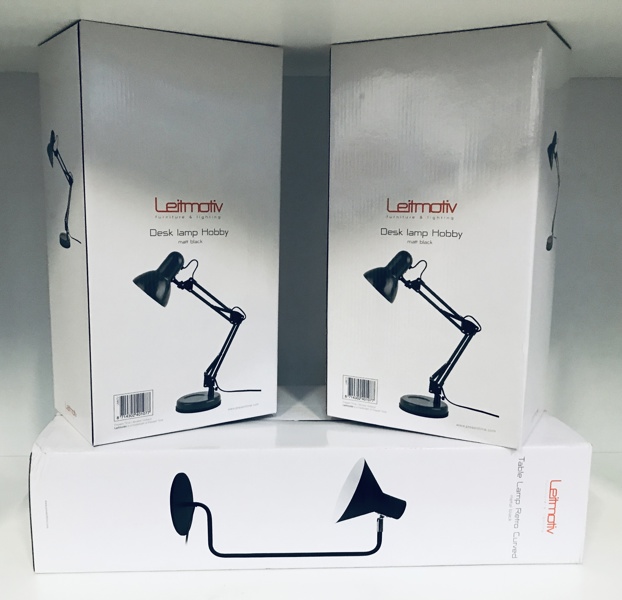 2 Leitmotiv 'Desk Lamp Hobby' bordlamper (metal black) samt Leitmotiv 'Lamp Retro Curved' bordlampe (metal black) 