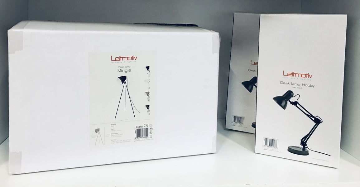 2 Leitmotiv 'Desk Lamp Hobby' bordlamper (metal black) samt Leitmotiv 'Mingle' standerlampe (black)