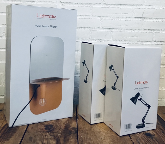 2 Leitmotiv 'Desk Lamp Hobby' bordlamper (metal black) samt Leitmotiv 'Wall Lamp Plate' væglampe m. hylde(kobberfinish og glas)