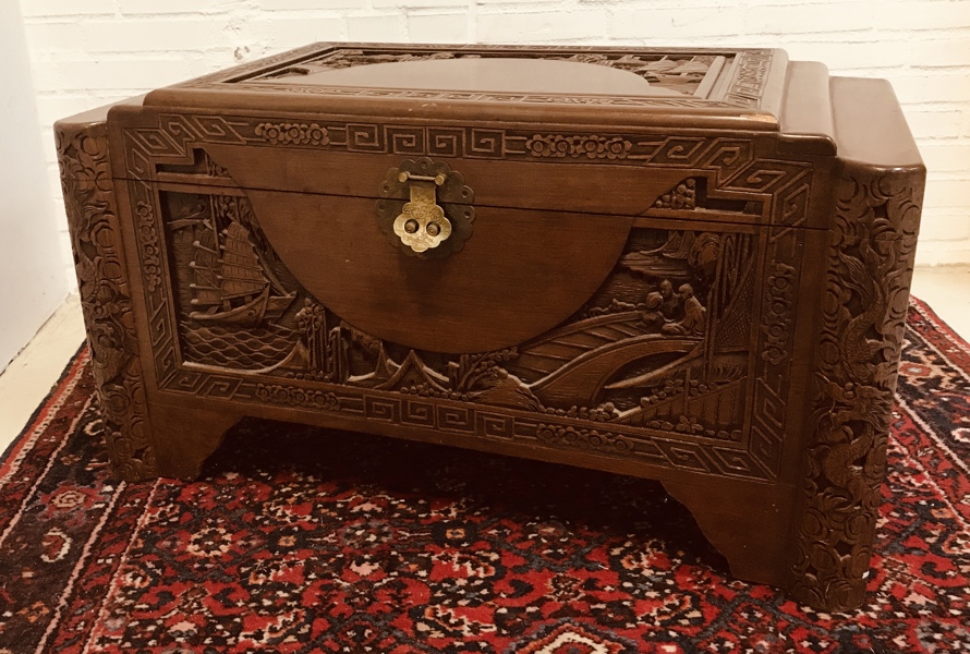 Mid-century kamferkiste udført i kamfer og teaktræ, med udskåret relief på ydersiden samt hyldeindsats, glorifier og original kinesisk købskvittering anno 1962