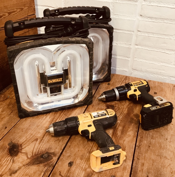 DeWalt: 2 DC019 arbejdslys/oplader (230W), DCD776 boremaskine samt DCD785 boremaskine m. 18V batteri