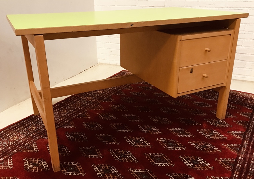 Hans J. Wegner (1914-2007) GE-125 fritstående skrivebord, fremstillet hos Getama