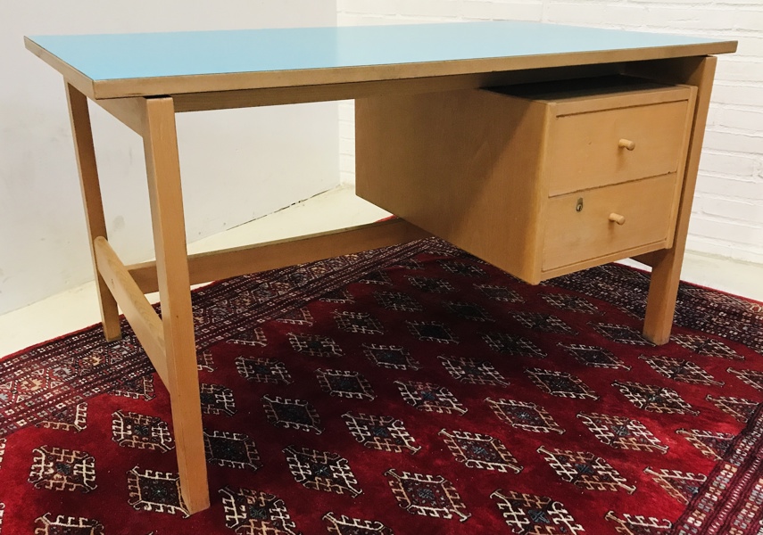 Hans J. Wegner (1914-2007) GE-125 fritstående skrivebord, fremstillet hos Getama