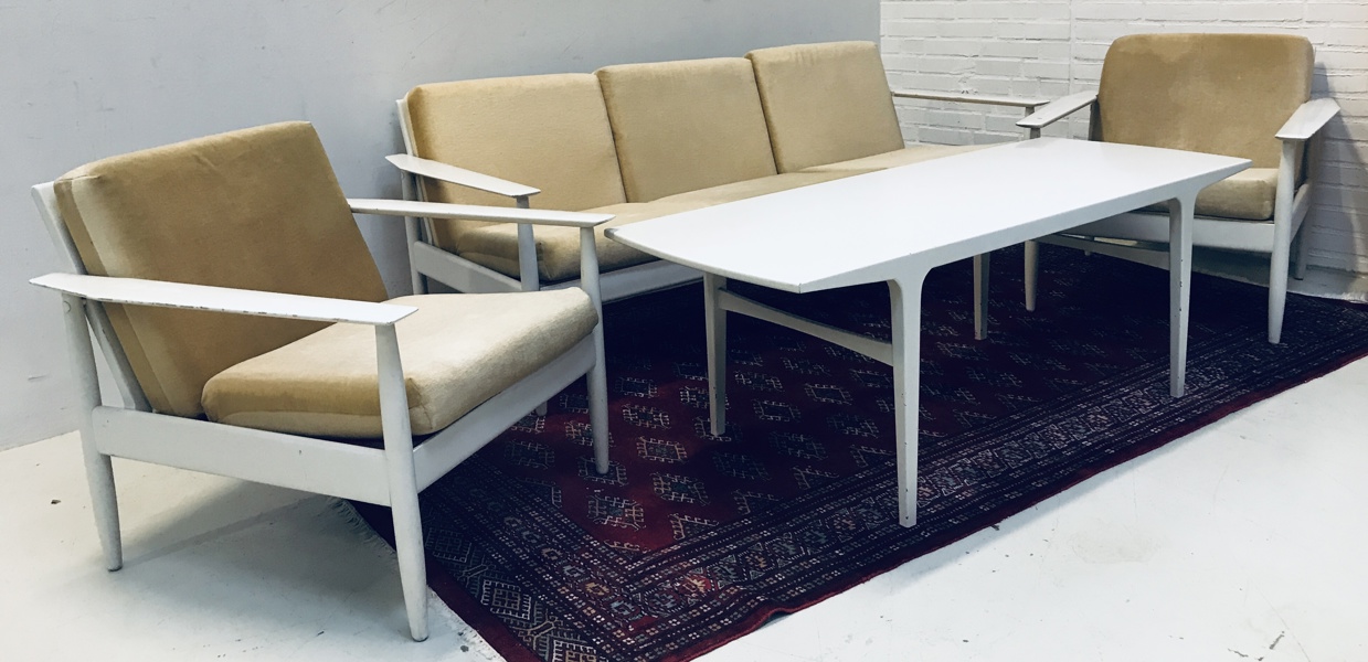 Mid-century Nordic: 2 loungestole, 3-pers. sofa samt sofabord 