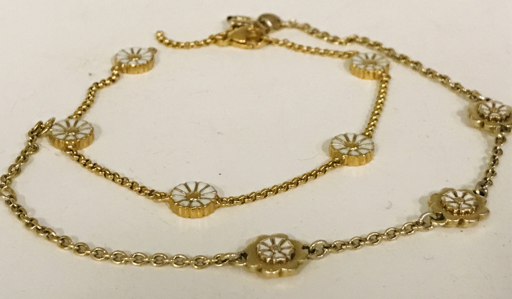 Georg Jensen 'Marguerit' forgyldt armbånd prydet m. 5 blomster i hvid emalje samt Bernhard Hertz 'Marguerit' forgyldt armbånd prydet m. 3 blomster i hvid emalje 