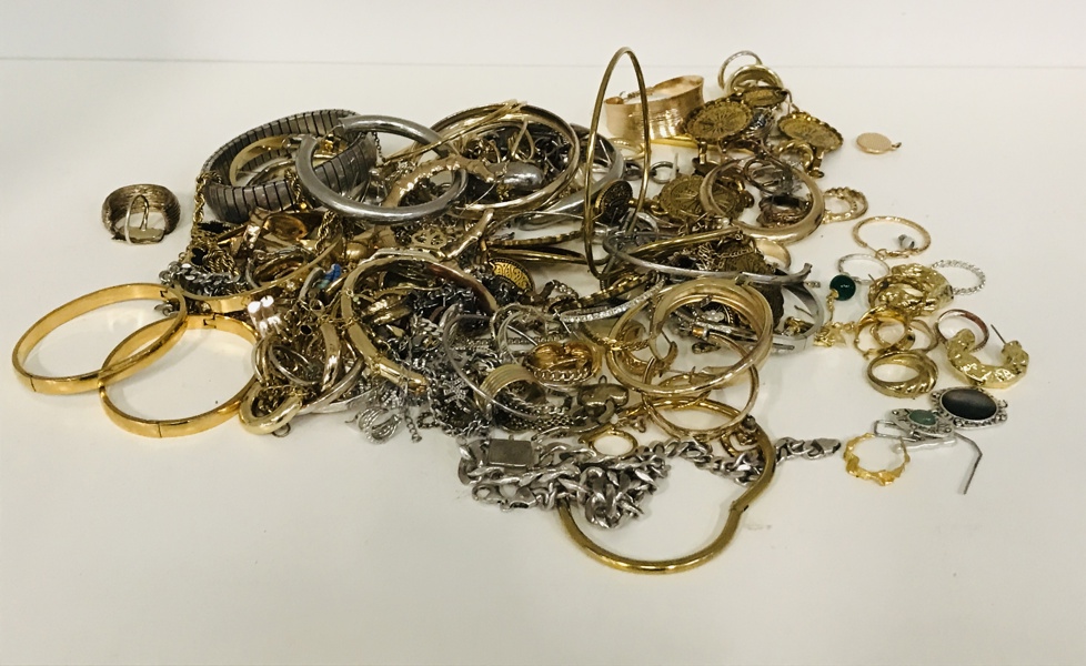 Samling af smykker - herunder dansk sølv, Pilgrim, Nordahl Andersen, Aqua Dolce m.fl. (Å Okt. 2025)