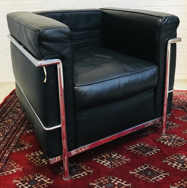 Funkis loungestol beklædt i sort læder, prydet m. forkromet stel (Å 2025-1754)