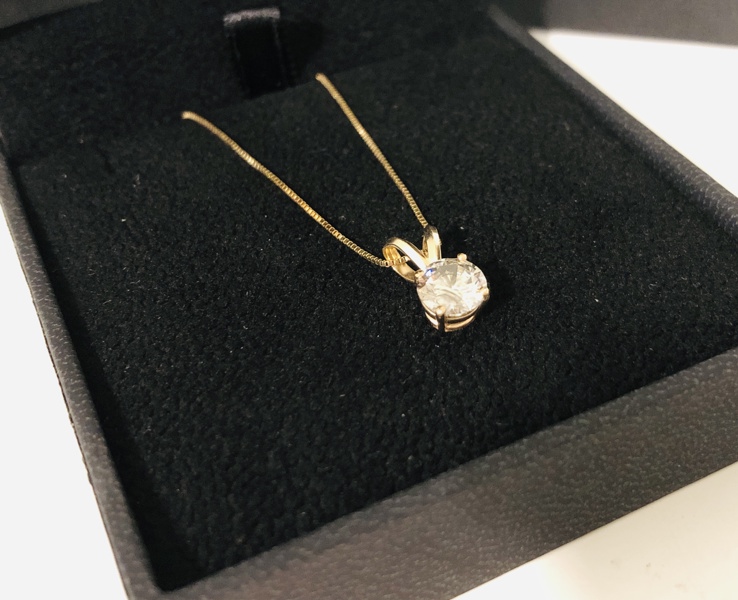 Guld: halskæde m. vedhæng udført i 14kt./585 prydet m. naturlig stor brillantslebet diamant (6,46X6,45X3,95)