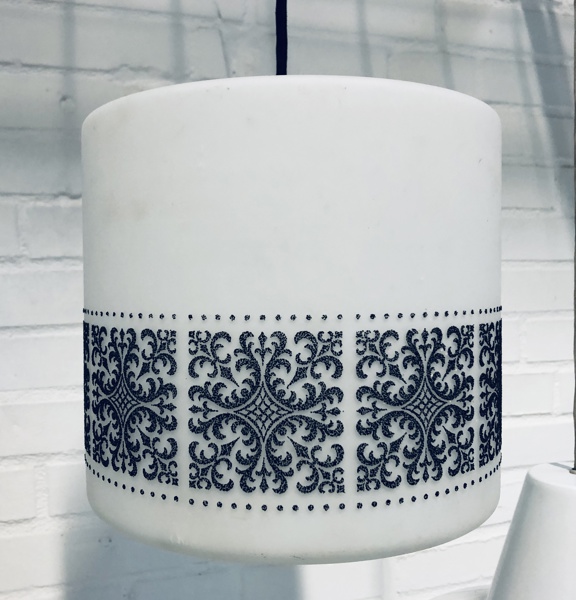 Mid-century Limburg pendel af opalglas, prydet m. sorte dekorationer (Ø 23cm)