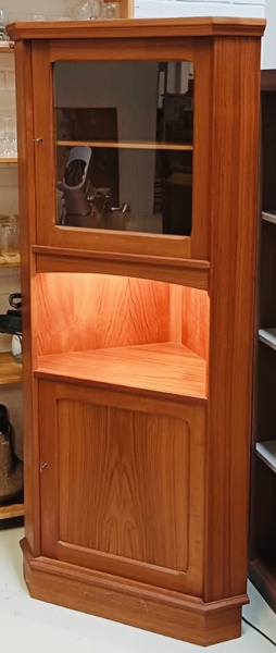Mid-Century Highboard hjørneskab fremstillet i teaktræ og teakfiner m. vitrine i topdel og lys i midterdel 