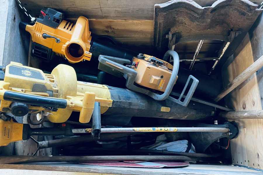 Pallekasse med Partner 460 kædesav (benzin), Partner Colibri 25 græstrimmer, Partner BV25 løvsuger (benzin), Texas GBV31 løvesuger (benzin) samt Scandinavia Garden løvsuger (220v), redskaber, skilte