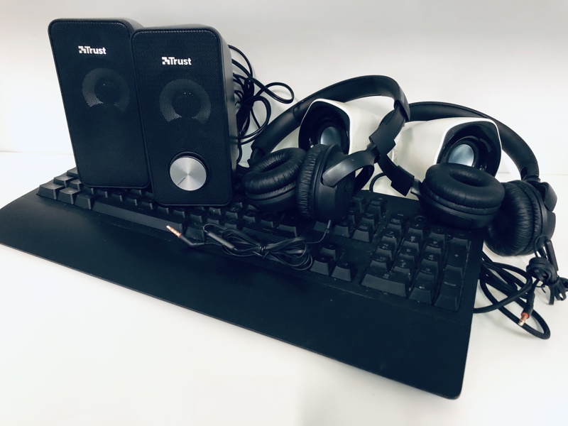 Elektronik: JBL Tune On-Ear hovedtelefoner, JBL Tune On-Ear hovedtelefoner, Logitech Z120 Stereo højtalere, Trust Arys 2.0 computerhøjttalere samt Logitech G213 Prodigy gaming-tastatur