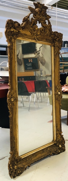 Stort rokoko spejl prydet m. engle og guld