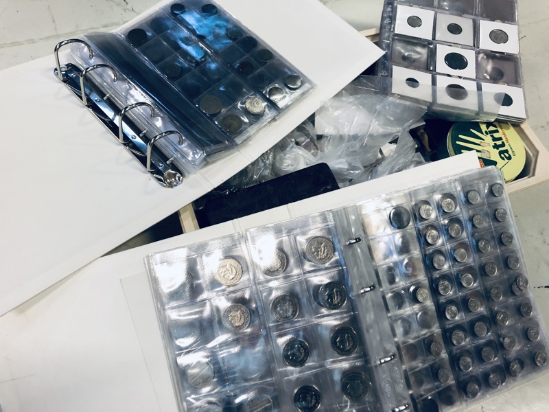 Stor samling af mønter (poser, mapper, æsker) - herunder Danmark, Island, Finland, Spanien, Holland, Tjekkoslovakiet, Iran m.fl.