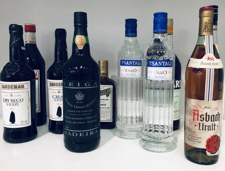 Samling af hedvin/spiritus (10 flasker) - herunder Veiga Madeira Câmara de Lobos, Contreau Liqueur Ekstra Dry, Sandeman Cream Sherry m.fl.