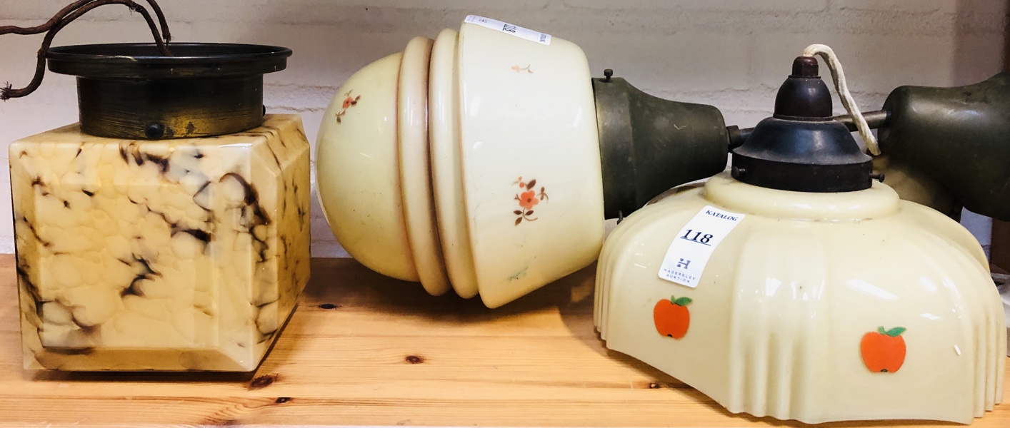 Smukt sæt bestående af tre antikke art deco-lamper i  elfenbensfarvet glas med fine dekorationer, monteret med messingtop og -ledninger.