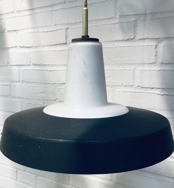 Elegant mid-century pendel i opalglas og metal – formodentlig designet af Ernst Voss