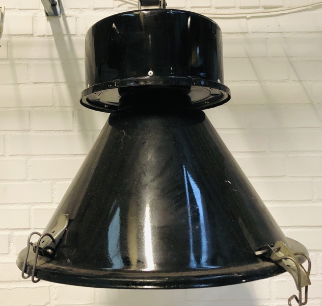 Autentisk, ældre industrilampe fra det tidligere Østeuropa i emalje med klassisk, råt udtryk