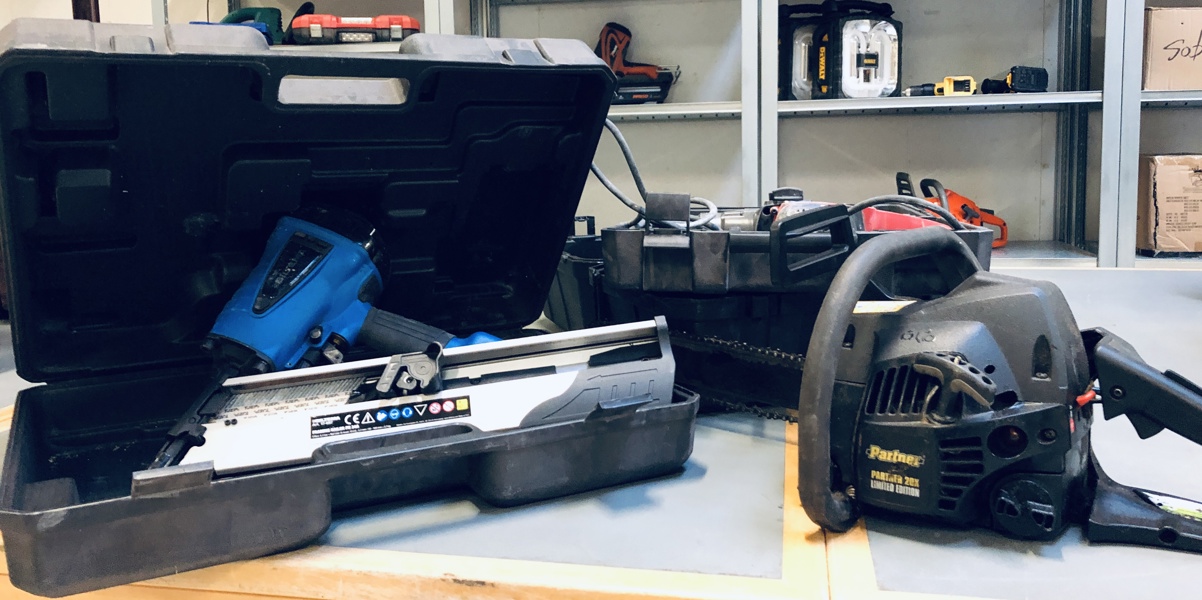 Værktøj: Skil borehammer m. kuffert (RH1E178101), Bil-Tema sømpistol m. kuffert (17-697) samt Partner 20X Limited Edtion kædesav (benzin)