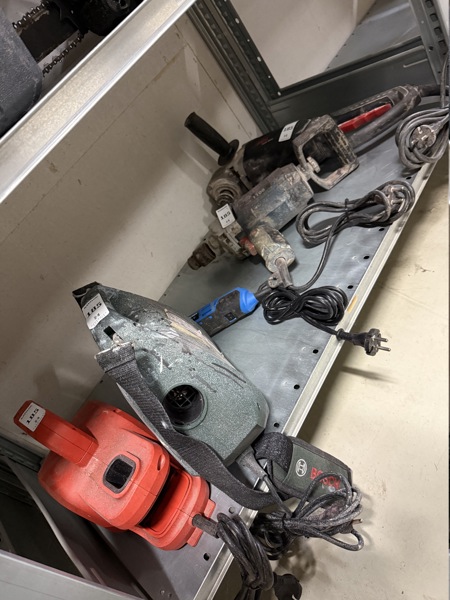 Værktøj: Skil vinkelsliber (F0151050), Bosch sprøjtepistol (PFS 3000-2), Black & Decker sprøjtepistol (HVLP400), Einhell FMR1100 maling- og mørtelblander samt Biltema multisliber