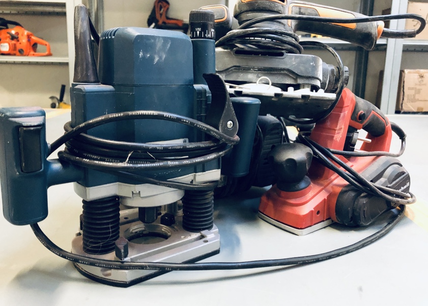 Værktøj: Bosch GOF 900 ACE overfræser, Worx WX641 multisliber, Einhell TC-PL høvl samt Parkside PBS900 C3 båndpudser