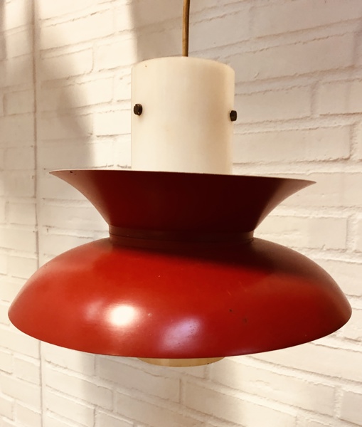 Stilfuld mid-century pendel, formodentlig fremstillet hos Nordisk Solar