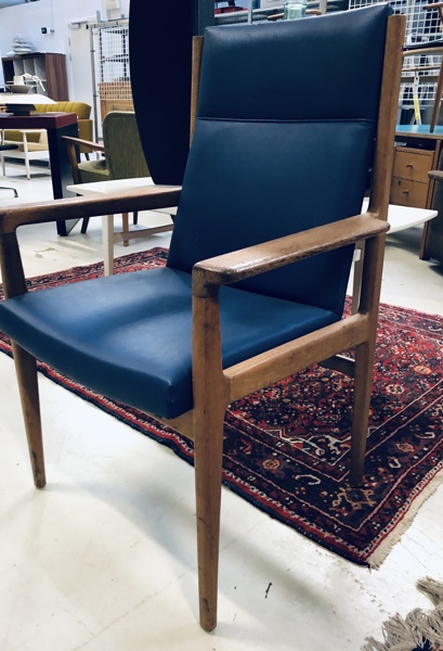 Elegant højrygget lænestol i klassisk dansk design, tydeligt inspireret af den danske mid-century-stil