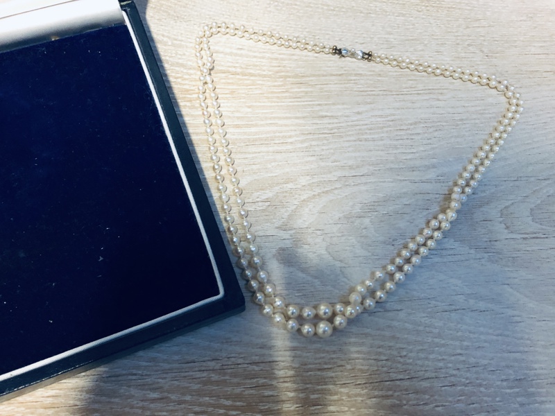 Hans Jensen & Co dobbeltradet perlehalskæde prydet m. lås udført i 14kt./585 samt displayæske (Å 2025-1690)