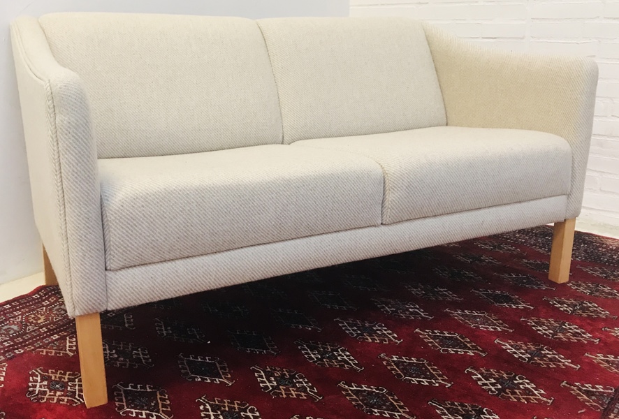 Orla Mølgaard Nielsen 2-pers sofa, beklædt i lysegråt uldstof på lyse ben af bøgetræ, fremstillet ved Nielaus Jeki, Danmark,