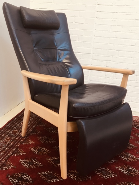 Farstrup Plus 5080 | Funktionsstolen otium/hvilestol i bøgetræ og beklædt i sort læder, designet af Hans J. Frydendal