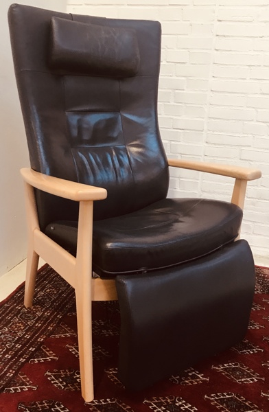 Farstrup Plus 5080 | Funktionsstolen otium/hvilestol i bøgetræ og beklædt i sort læder, designet af Hans J. Frydendal