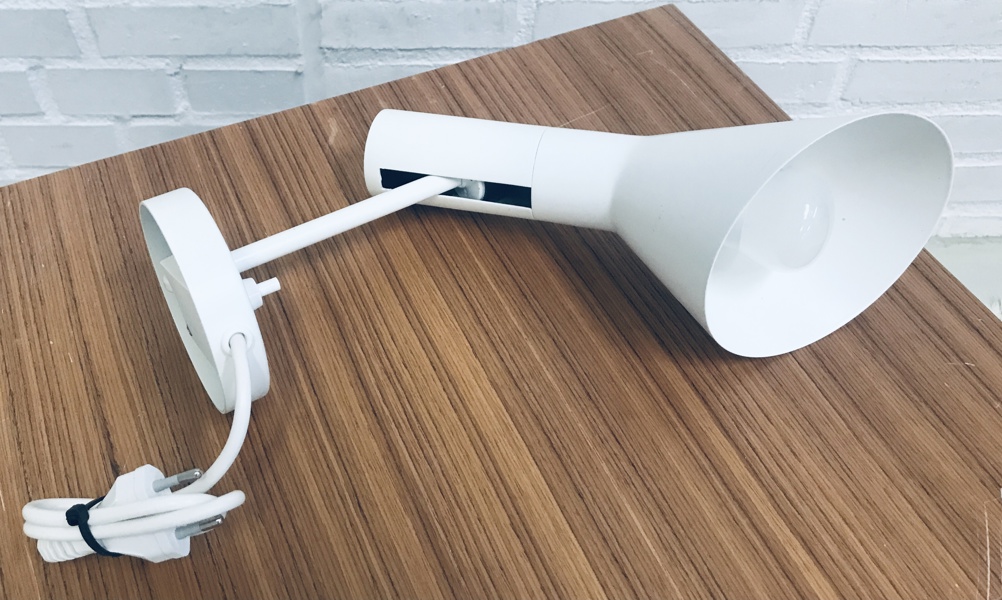 Arne Jacobsen (1902-1971) AJ Væg | "Næbbet" væglampe (hvid), fremstillet af Louis Poulsen