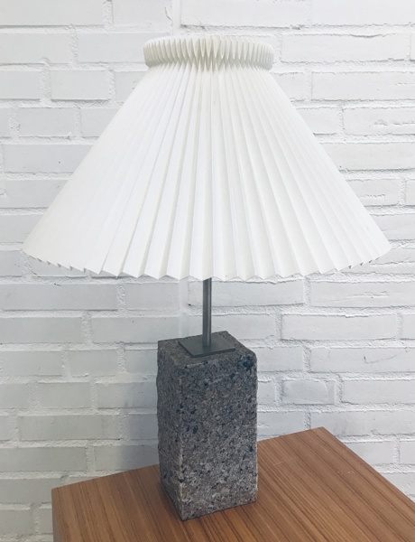 Le Klint bordlampe m. fod i bornholmsk granit prydet m. plisseret Le Klint skærm