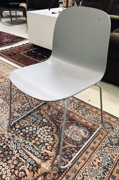 Muuto Visu Sled stol (lysgrå) designet af Mika Tolvanen