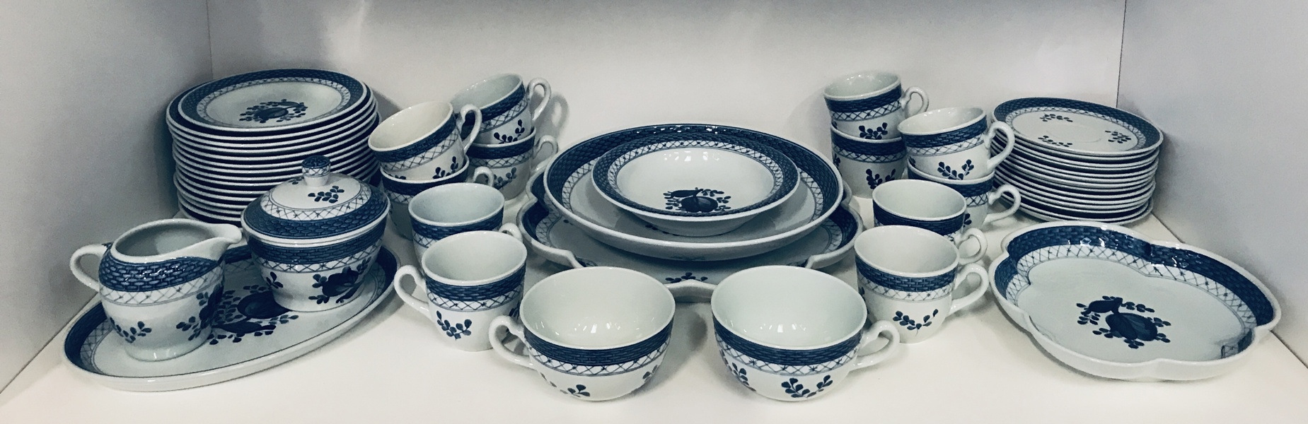 Alumina 'Blå Tranquebar' kaffestel og service i fajance (49 dele)