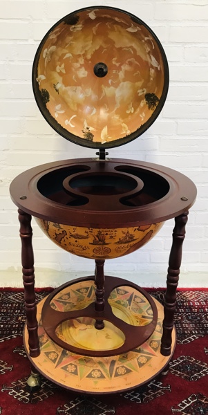 Barskab i form af globe prydet med flot gammelt verdenskort og søjleformet struktur ben - fremstår i flot stand