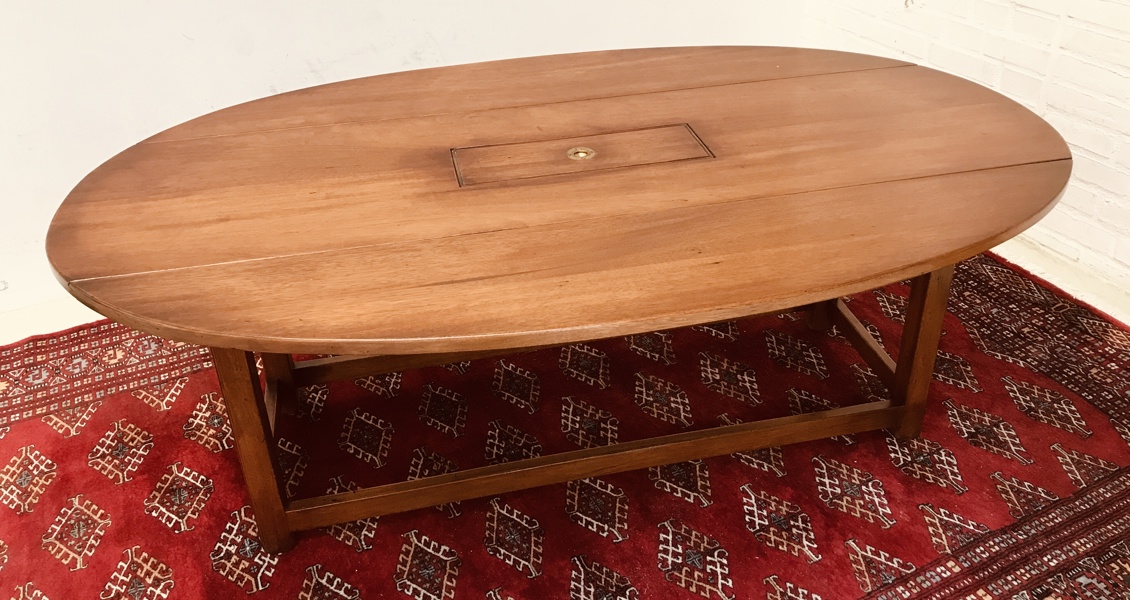 Hunting Table ovalt sofabord m. opbevaringsrum, fremstillet hos Brittfurn